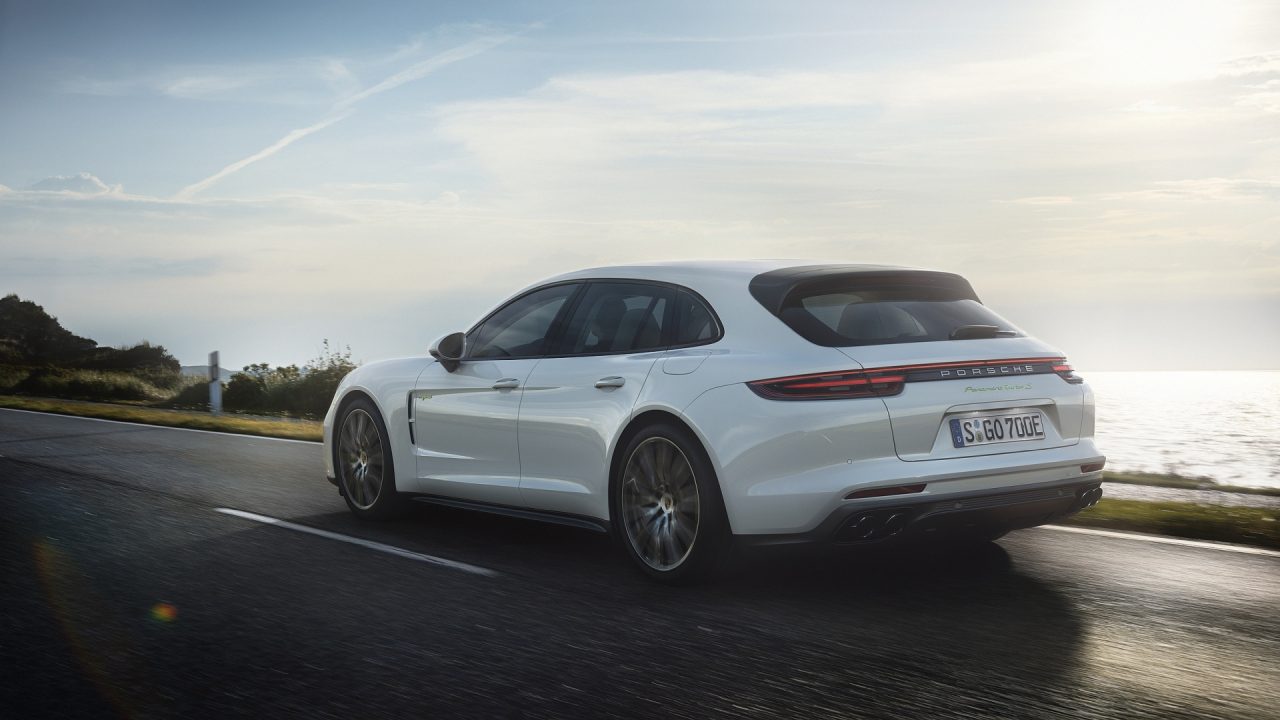 Porsche Panamera Hybrid gorsze niż Tesla Model S, ale za