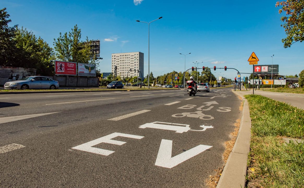 ŁÓDŹ z oznaczeniami "EV" na buspasach hit czy kit